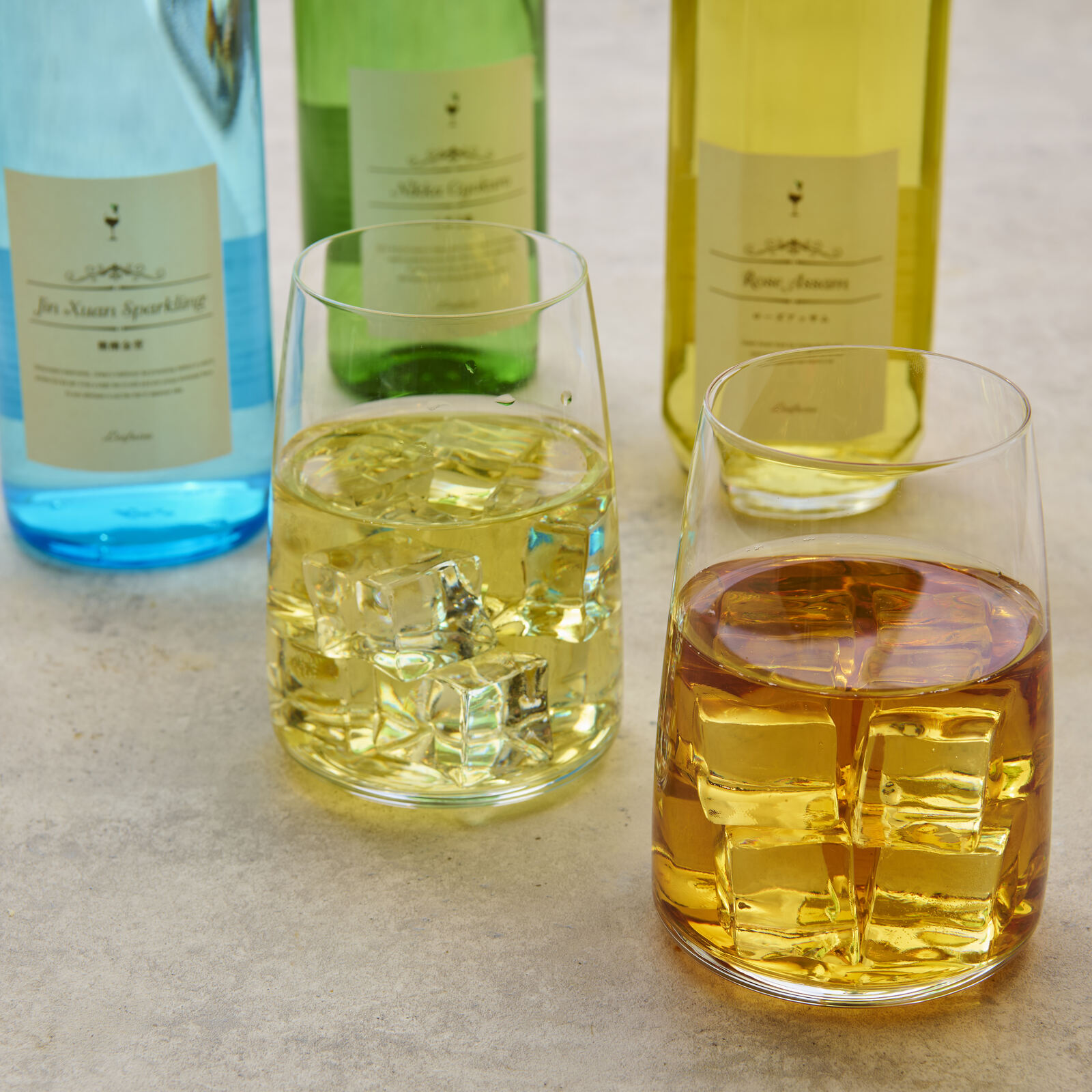 Leafwineのボトルとグラス